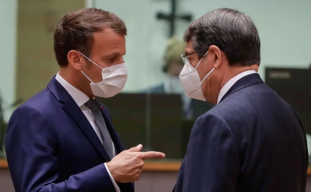 Il presidente francese Emmanuel Macron con il suo omologo cipriota Nikos Anastasiadis