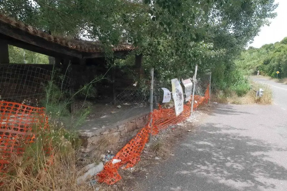 La pensilina da sistemare sulla strada provinciale 35