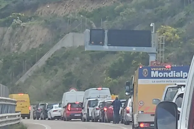 Il traffico rallentato all'altezza di Solanas