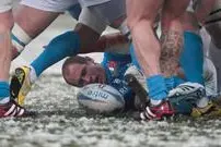 Sergio Parisse durante una fase di gioco di Italia Inghilterra del 2015, in uno stadio Olimpico di Roma innevato