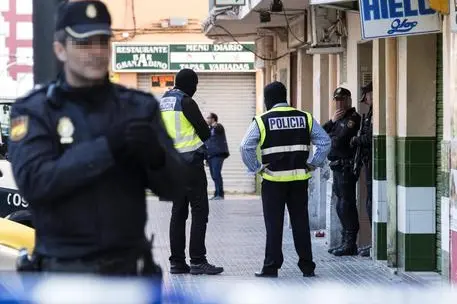 Polizia spagnola (foto Ansa/Epa)