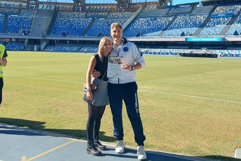Gino Emanuele Melis, assieme alla moglie Roberta, con il premio allo stadio Maradona