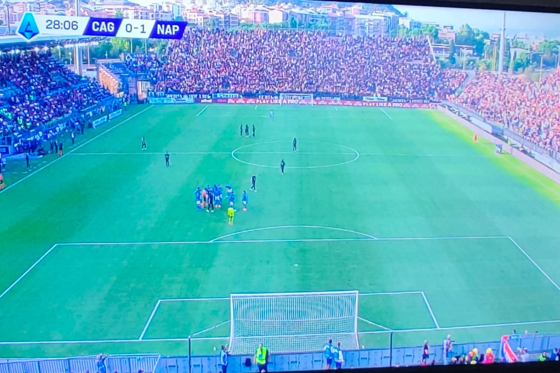 CagliariNapoli, tension at the stadium smoke bombs thrown from the away sector to the Curva Sud