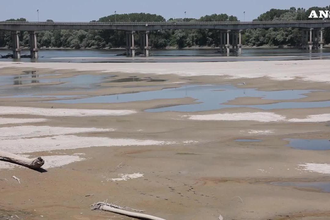 Siccità, le desolanti immagini del fiume Po in secca