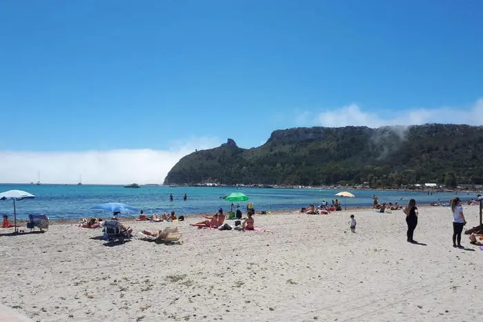 La spiaggia del Poetto a Cagliari (foto Ansa)