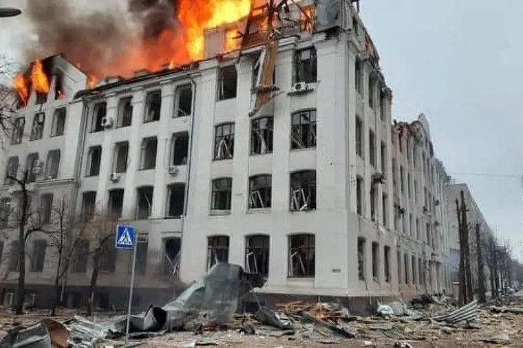 I vigili del fuoco in azione per spegnere l'incendio nell'edificio della direzione principale della polizia nazionale Ucraina nella regione di Kharkiv (Ansa)
