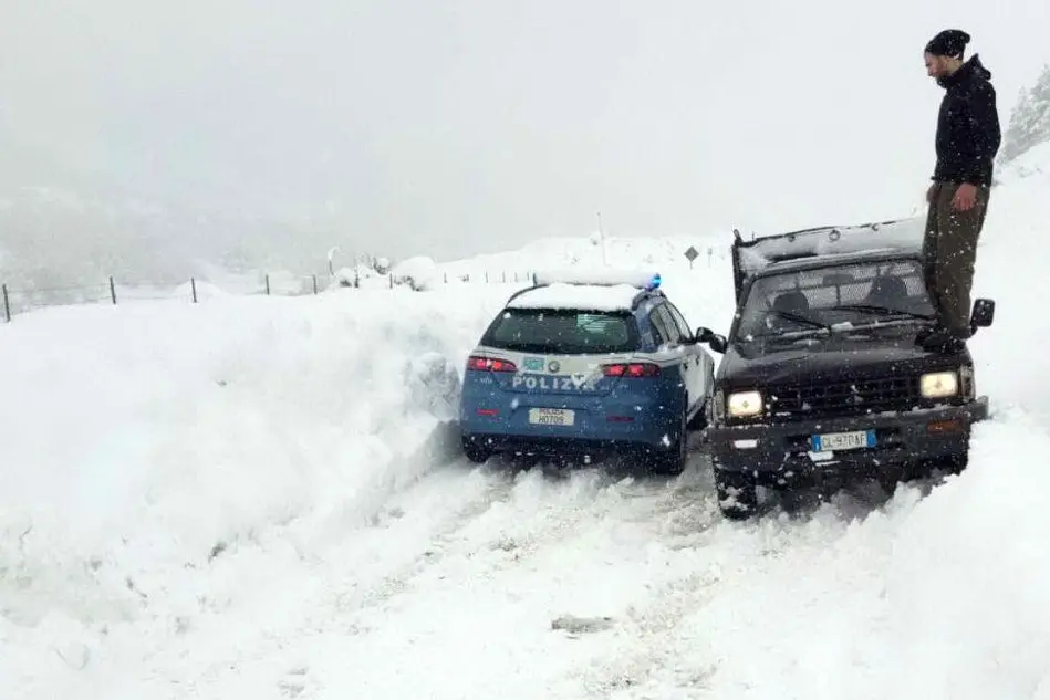La Polizia stradale soccorre alcuni automobilisti sui monti di Fonni