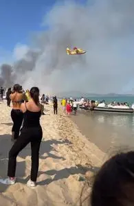 Un Canadair in azione a Costa Rei per domare le fiamme a inizio agosto (archivio)