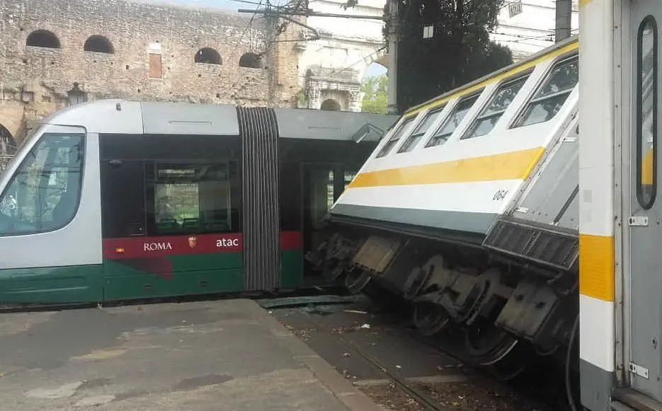 Roma, trenino si scontra con un tram: 5 feriti