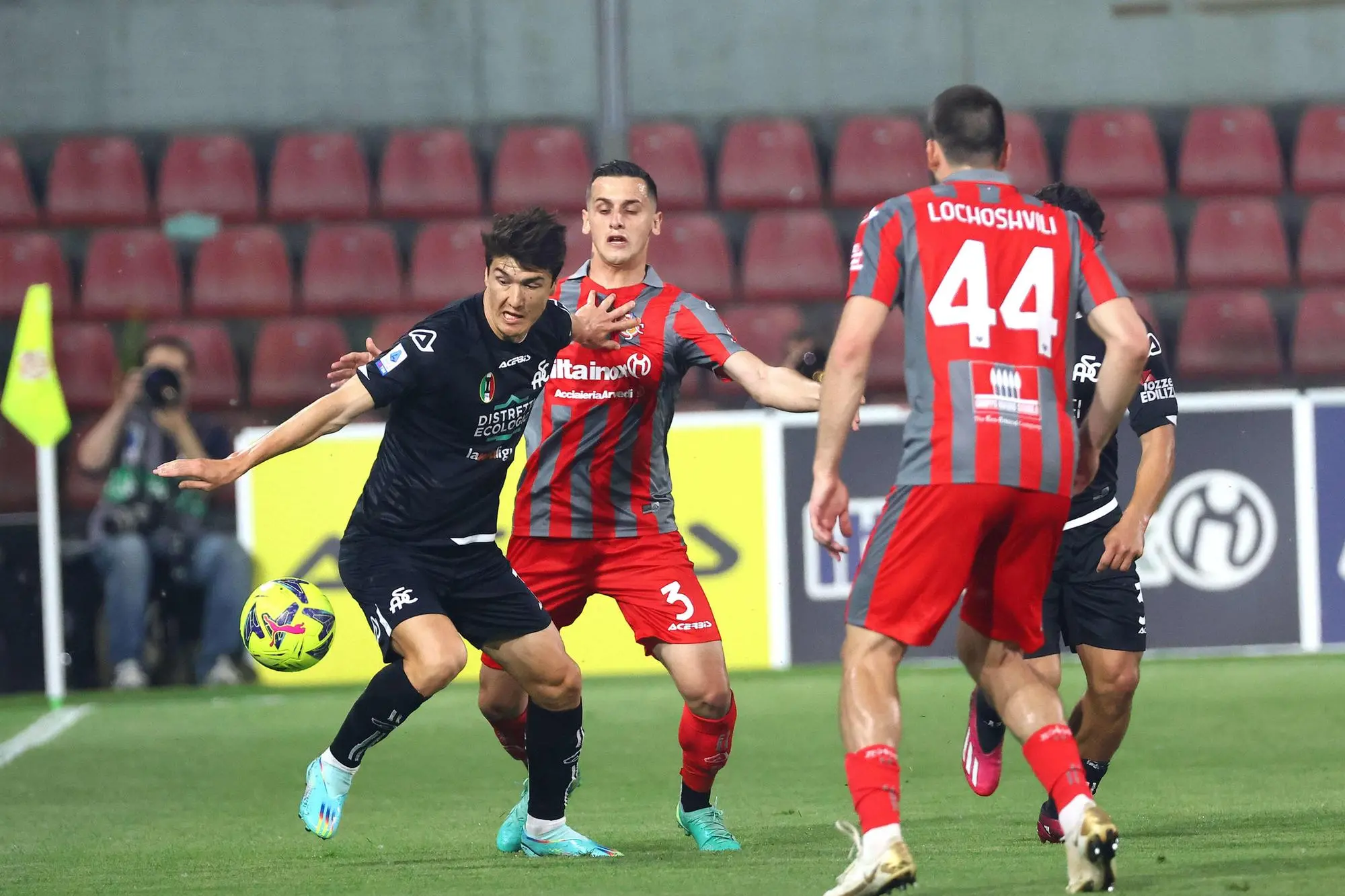 Cagliari, here is Shomurodov: the Uzbek striker has joined the team in ...