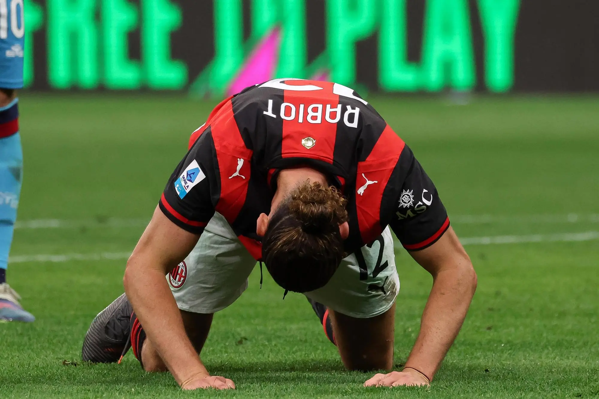 La disperazione di Adrien Rabiot: il Milan perde col Cagliari e chiude la Serie A al quinto posto (foto Ansa)