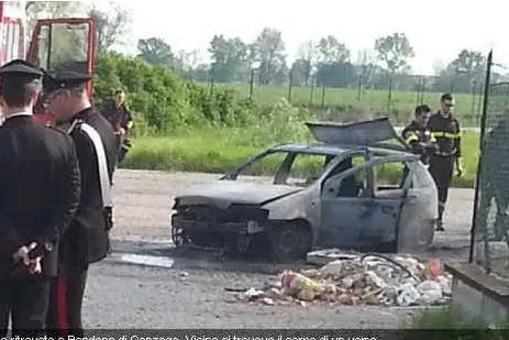L'auto carbonizzata
