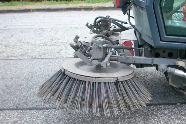 Un mezzo per la pulizia delle strade (immagine simbolo, foto da google)