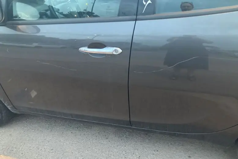 Una delle auto sfregiate (foto Pala)
