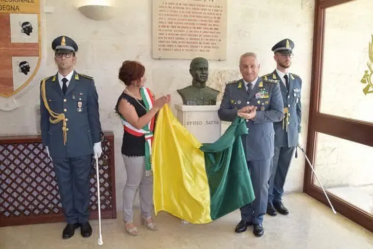 Il busto in memoria di Efisio Satta