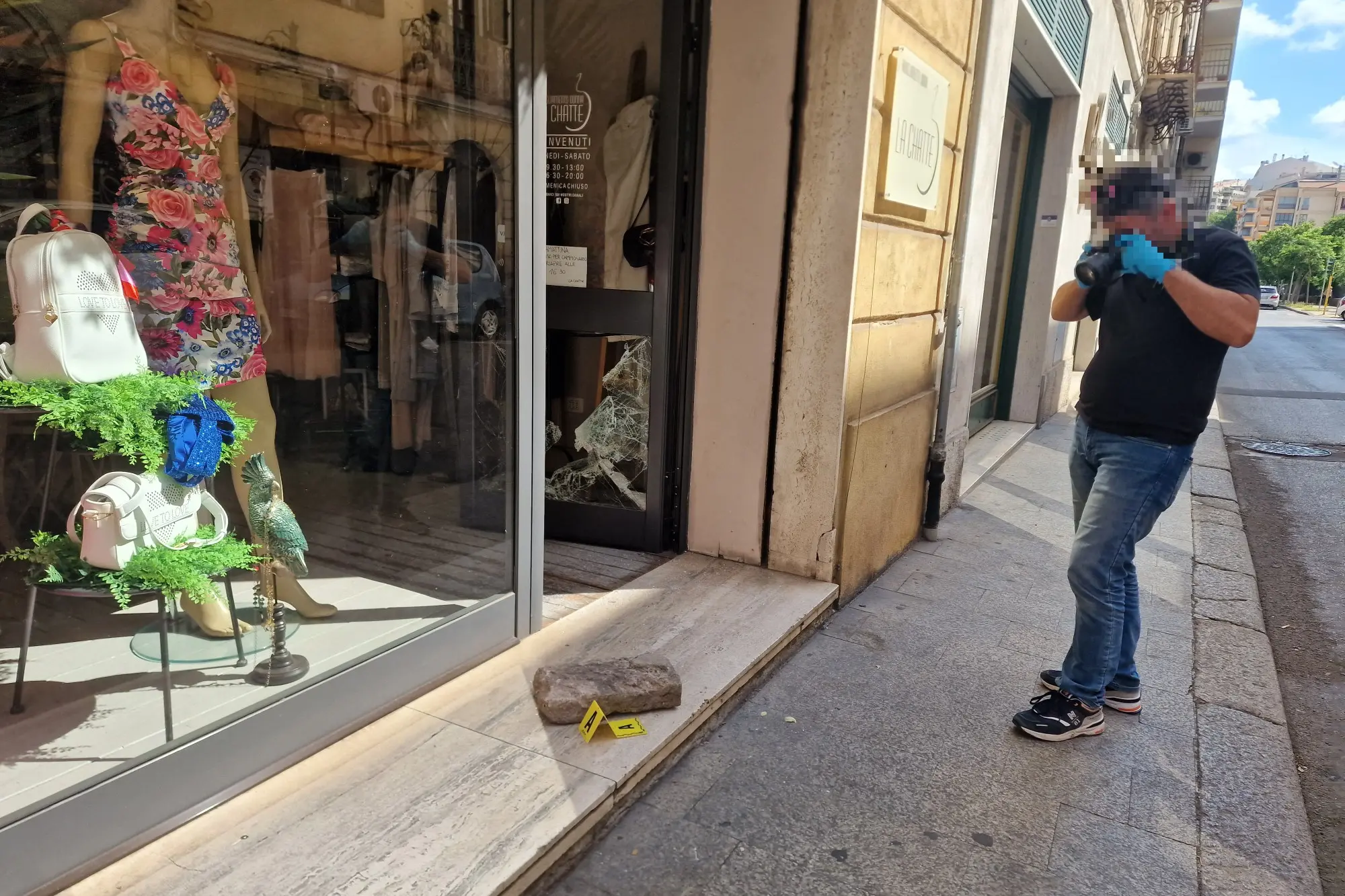 La pietra lanciata contro il negozio (foto Floris)