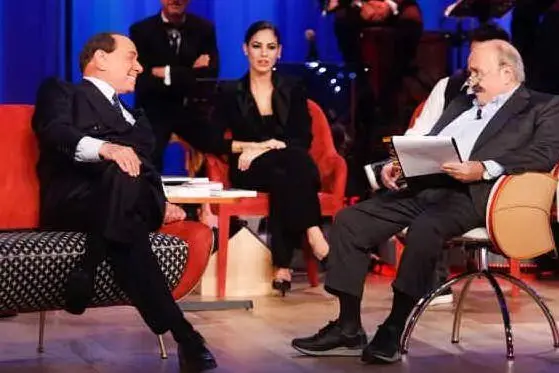 Silvio Berlusconi, Giulia De Lellis e Maurizio Costanzo (foto Mediaset)