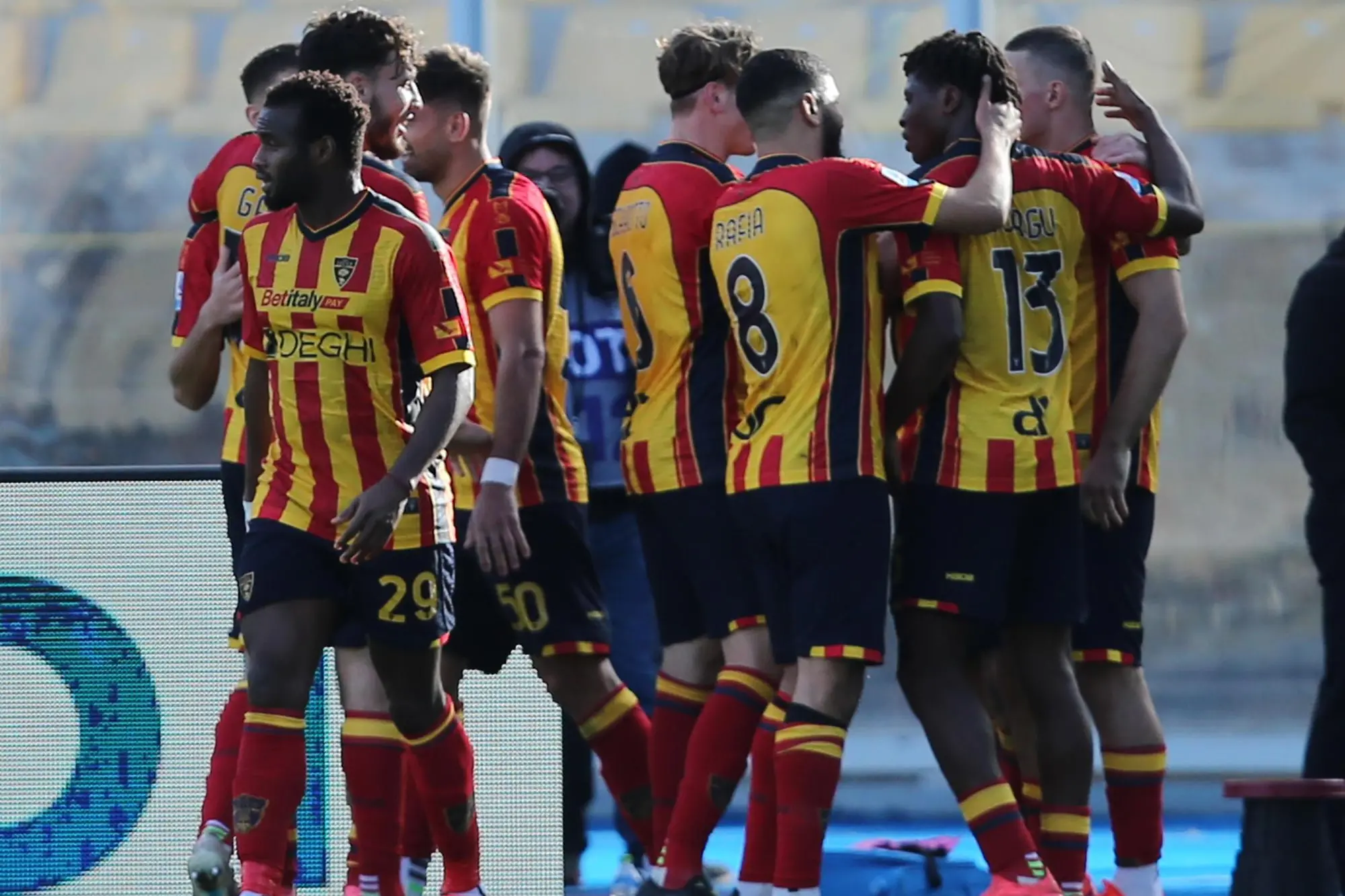 US Lecce's Tete Morente celebrated by his teammates after scoring the goal during the Italian Serie A soccer match US Lecce - AC Monza at the Via del Mare stadium in Lecce, Italy, 15 december 2024. ANSA/ABBONDANZA SCURO LEZZI