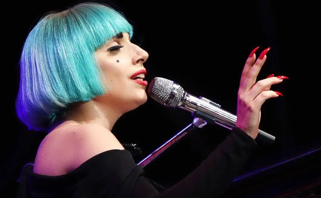 È considerata una delle migliori interpreti pop del XXI secolo