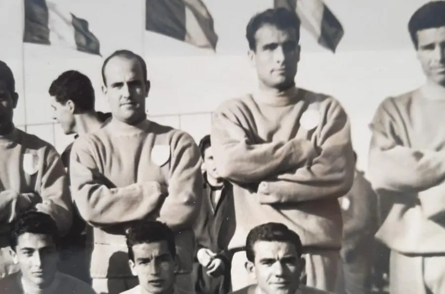 Nella nazionale Olimpica 1960, Piero Paoli a sinistra, a fianco Mario Pisano (foto concessa dall'Ilvamaddalena calcio)