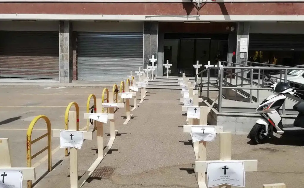Le croci piantate dai manifestanti davanti all'agenzia Argea