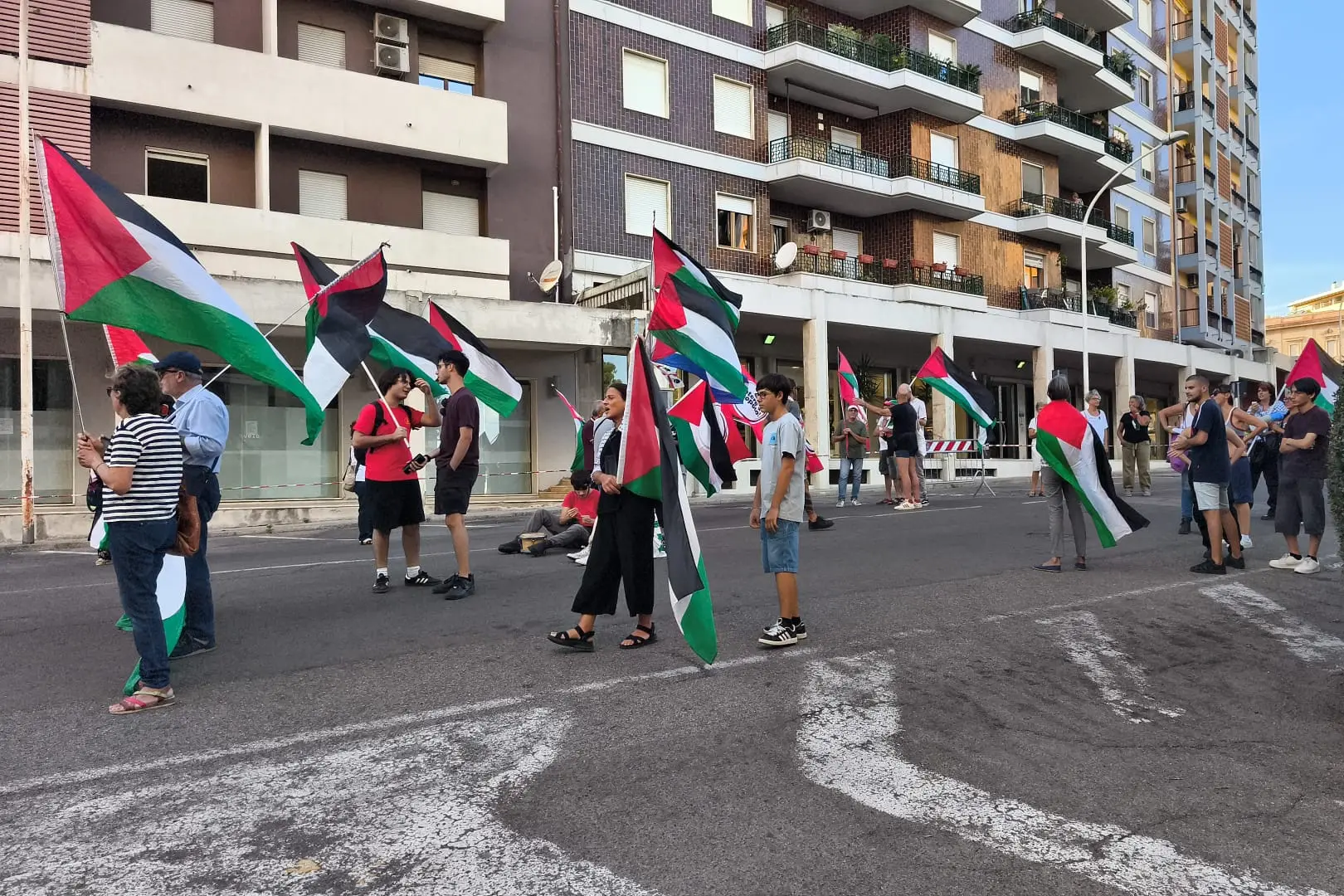 I manifestanti in via Rockefeller (Pinna)