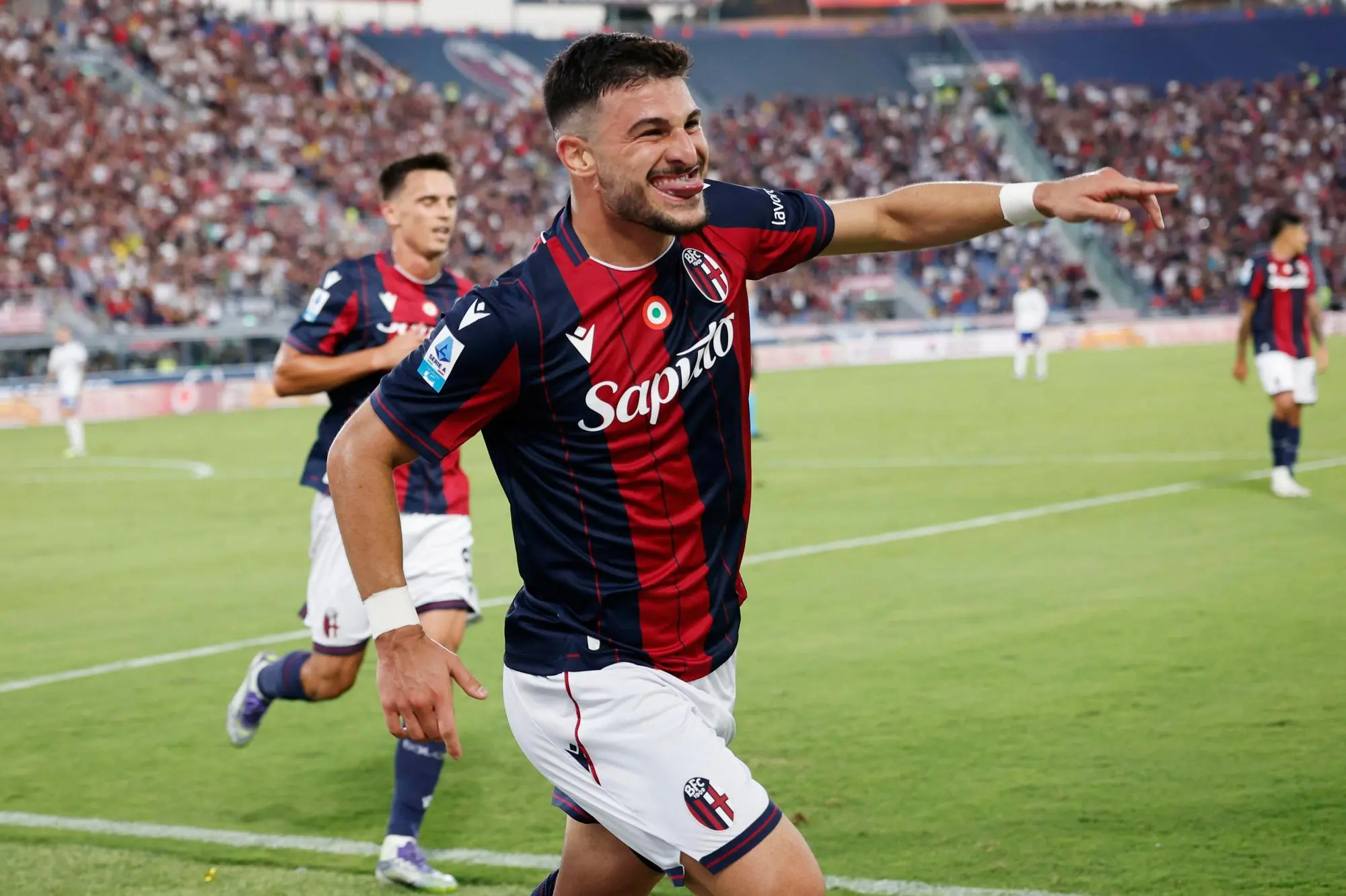 Riccardo Orsolini esulta per il gol che ha sbloccato Bologna-Como (foto Ansa)
