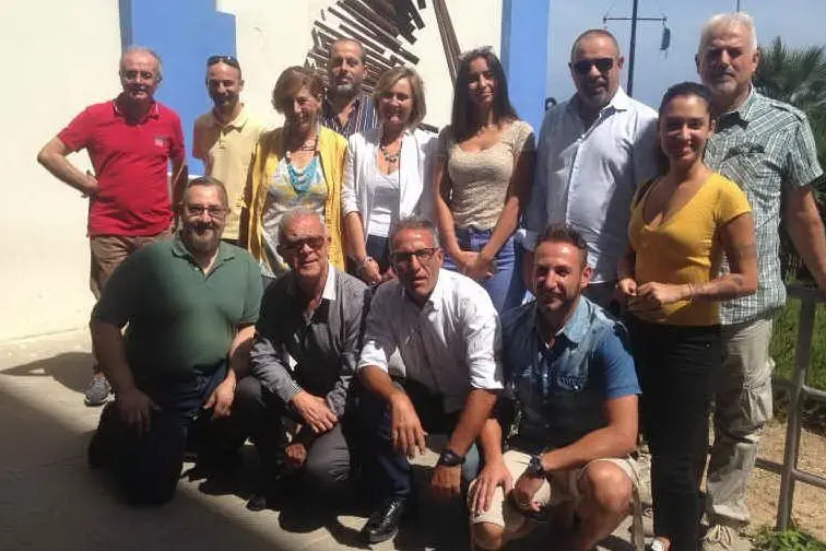Gli studenti diplomati insieme agli insegnanti