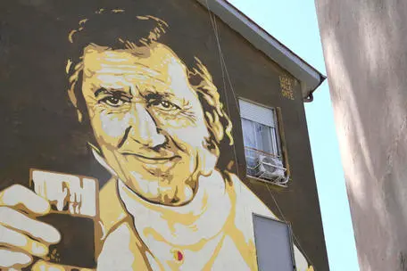 Il murale realizzato in via Ignazio Persico nel quartiere Garbatella per celebrare i 101 anni dalla nascita di Alberto Sordi, Roma,15 giugno 2021. ANSA/CLAUDIO PERI