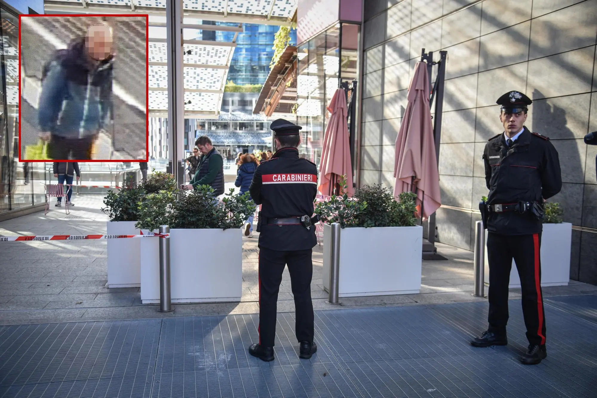 Carabinieri in piazza Gae Aulenti (Ansa)