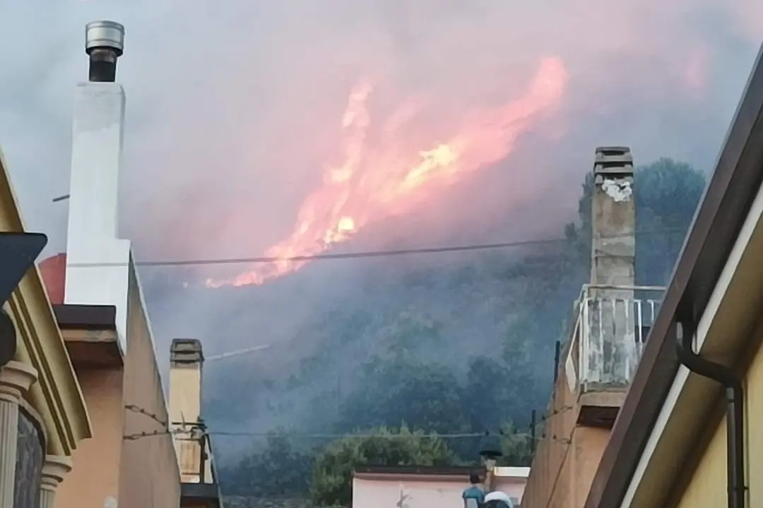 Un'immagine dell'incendio di Gairo visto dall'interno dell'abitato (foto concessa)