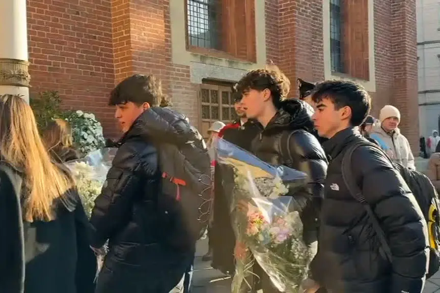 Crans-Montana, folla e amici a Milano ai funerali di Chiara e Achille