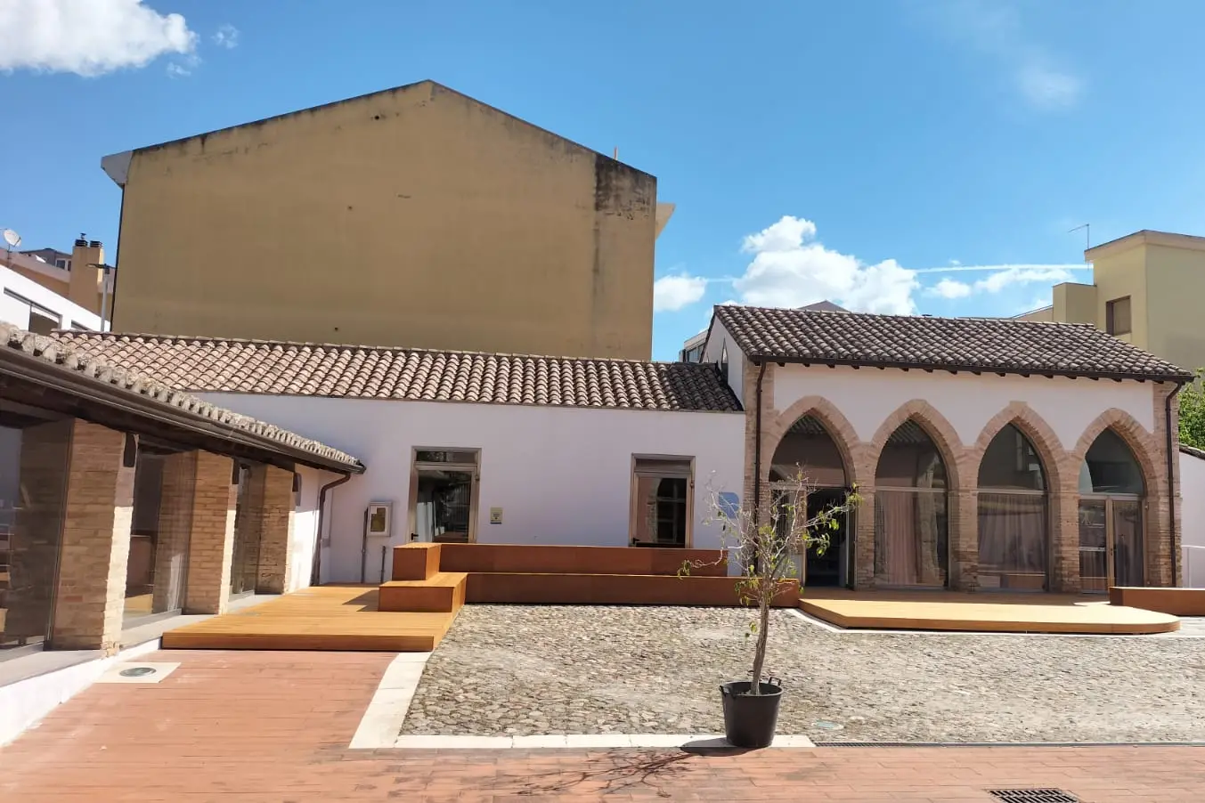Il cortile della biblioteca di via Dante a Quartu (foto Comune)
