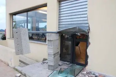Furto al Ciccio Service. L'ingresso forzato dai ladri. Foto Antonio Satta.