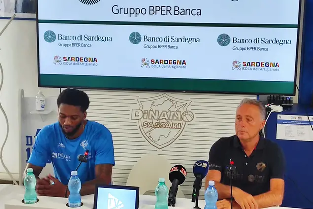 McKinnie e coach Bucchi (foto G. Marras)