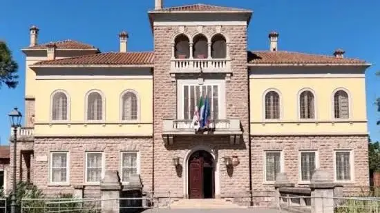 https://immagini.unionesarda.it/version/c:ZGM5MGE4NWUtMzE0OC00:ZGYxOWJhOWMtOGEwYi00/image.webp?f=16:9