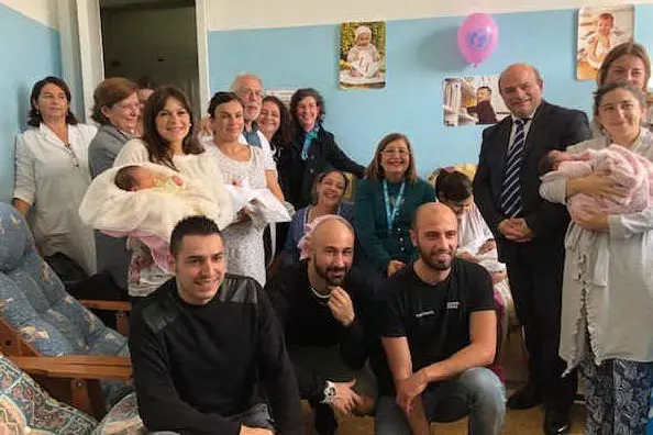 Il sindaco Nicola Sanna con i bambini