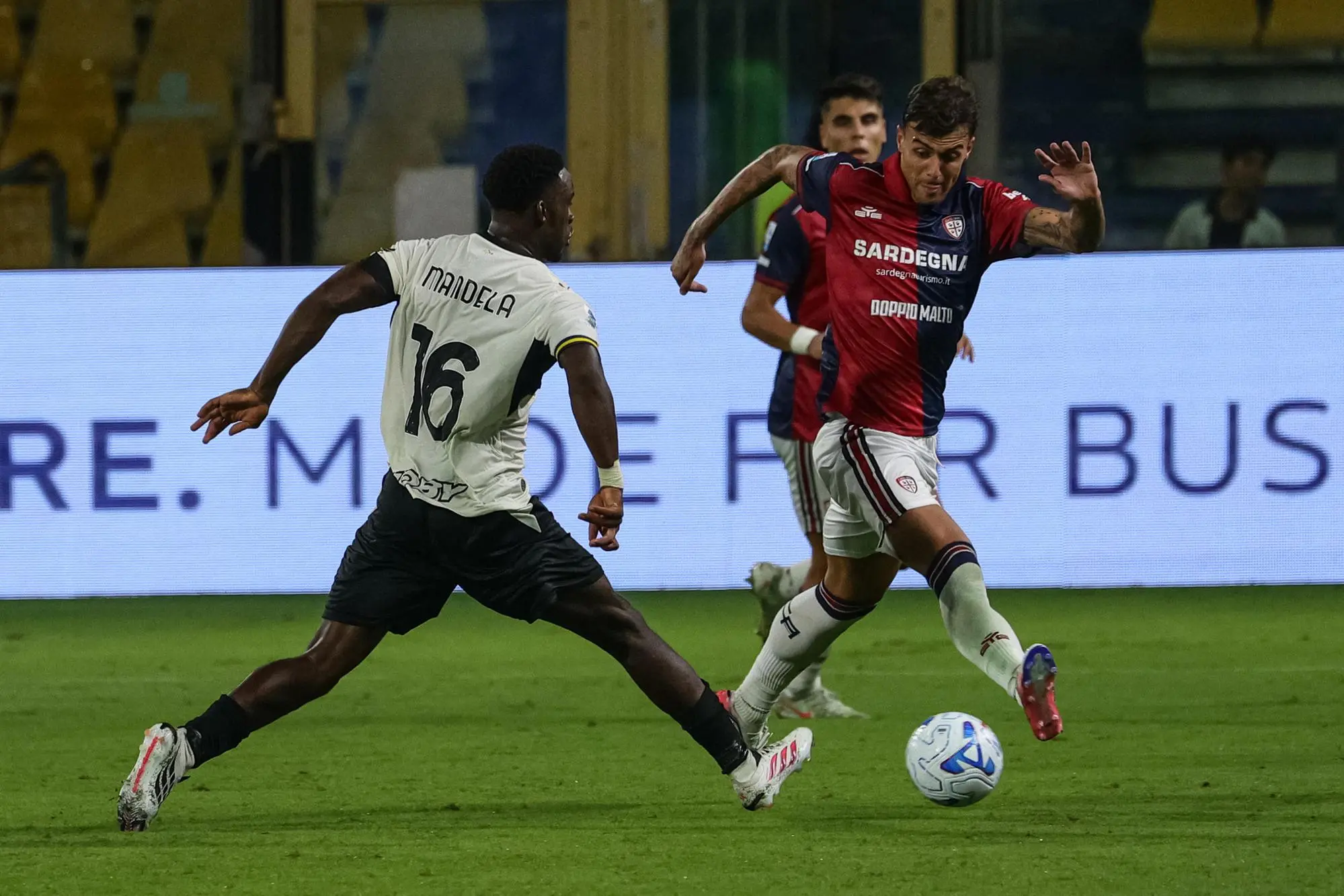 Daniel Maldini supera Mandela Keita in Parma-Cagliari (foto Ansa)