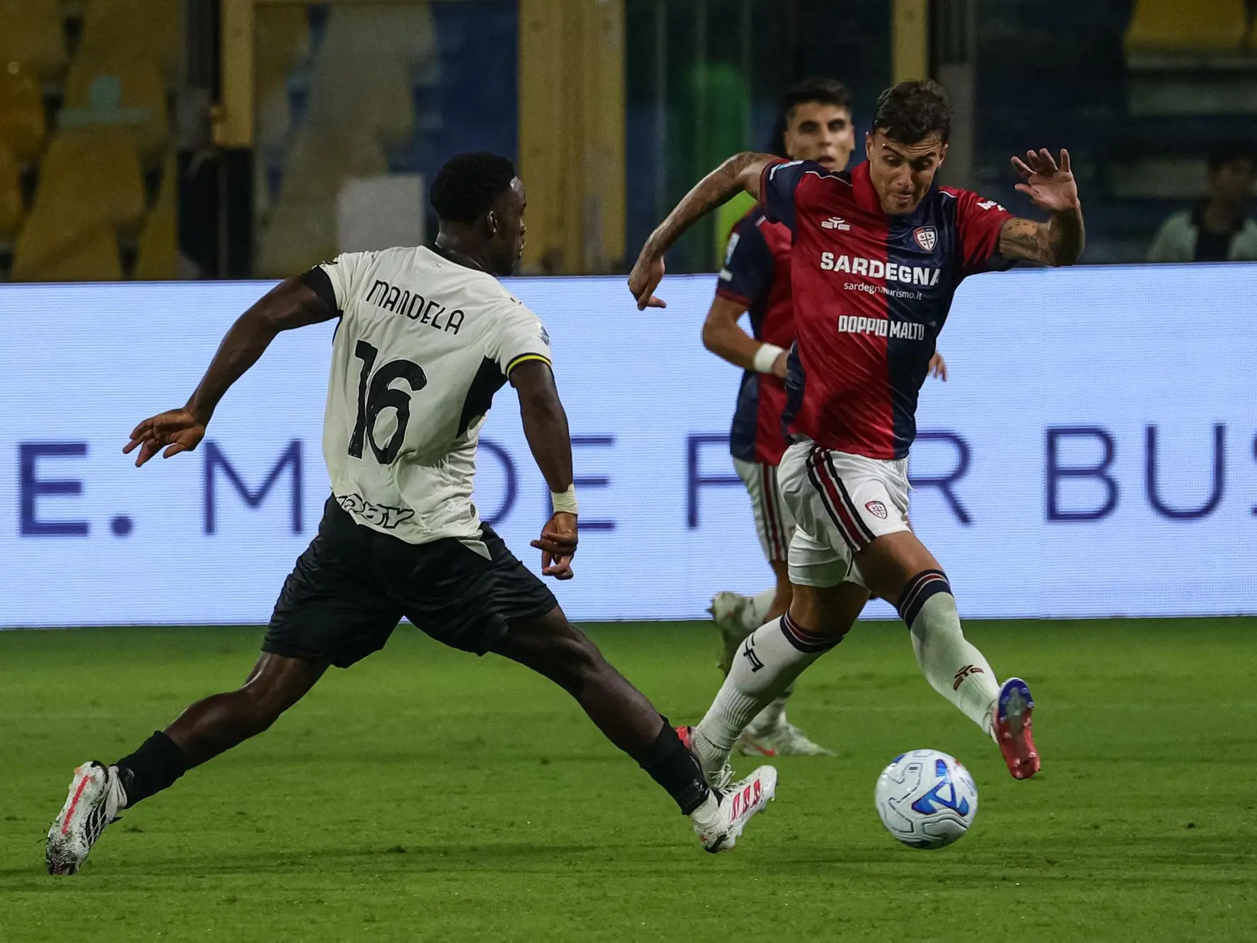 Daniel Maldini supera Mandela Keita in Parma-Cagliari (foto Ansa)