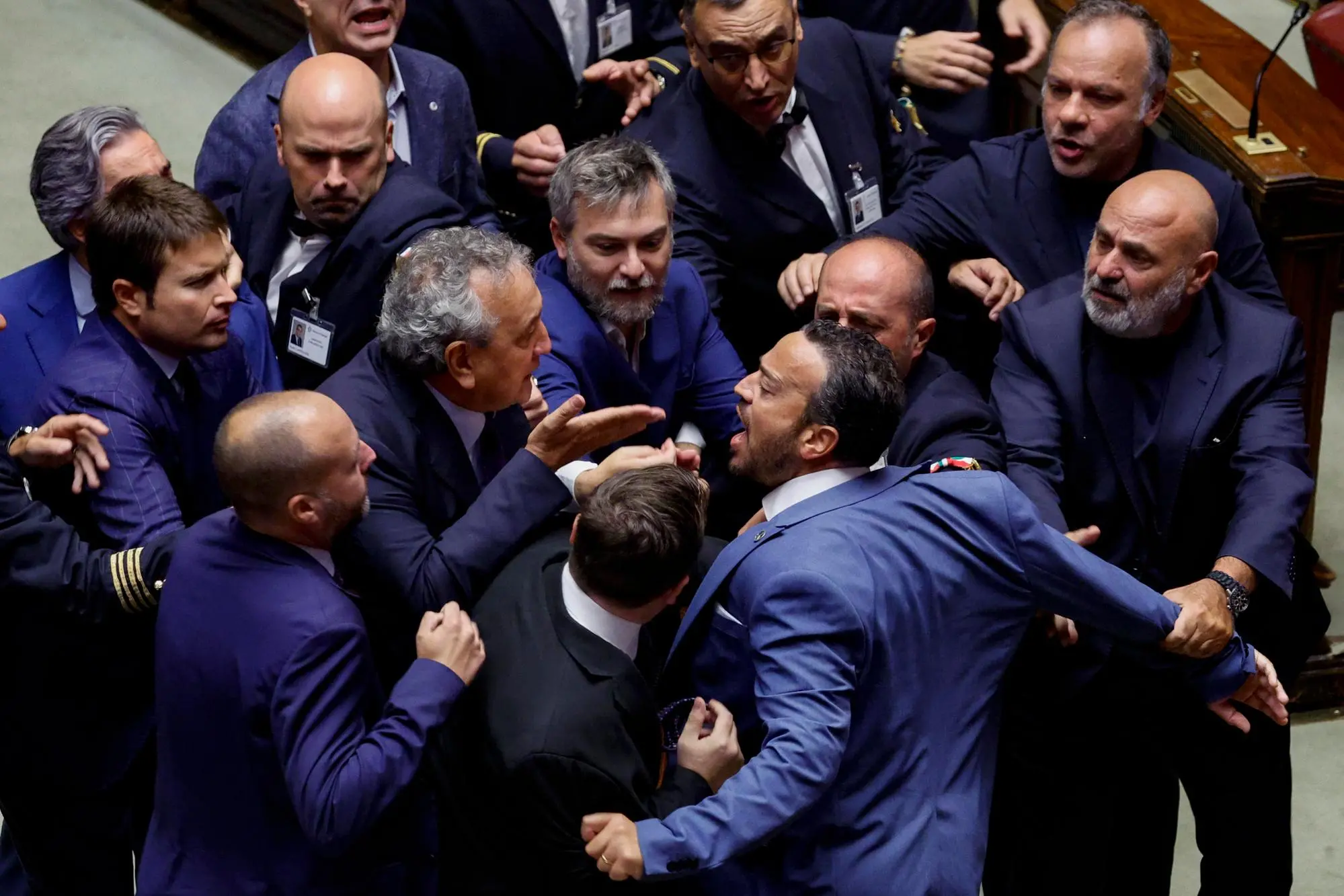 Il deputato del Movimento 5 Stelle Leonardo Donno (D) durante lo scontro con il deputato di Forza Italia Paolo Barelli (S) dopo il risultato del voto finale del disegno di legge costituzionale sulla riforma della magistratura per la separazione della carriere, Camera dei Deputati, Roma18 settembre 2025. ANSA/FABIO FRUSTACI