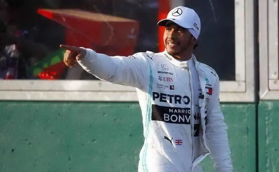 Il britannico prosegue in Mercedes