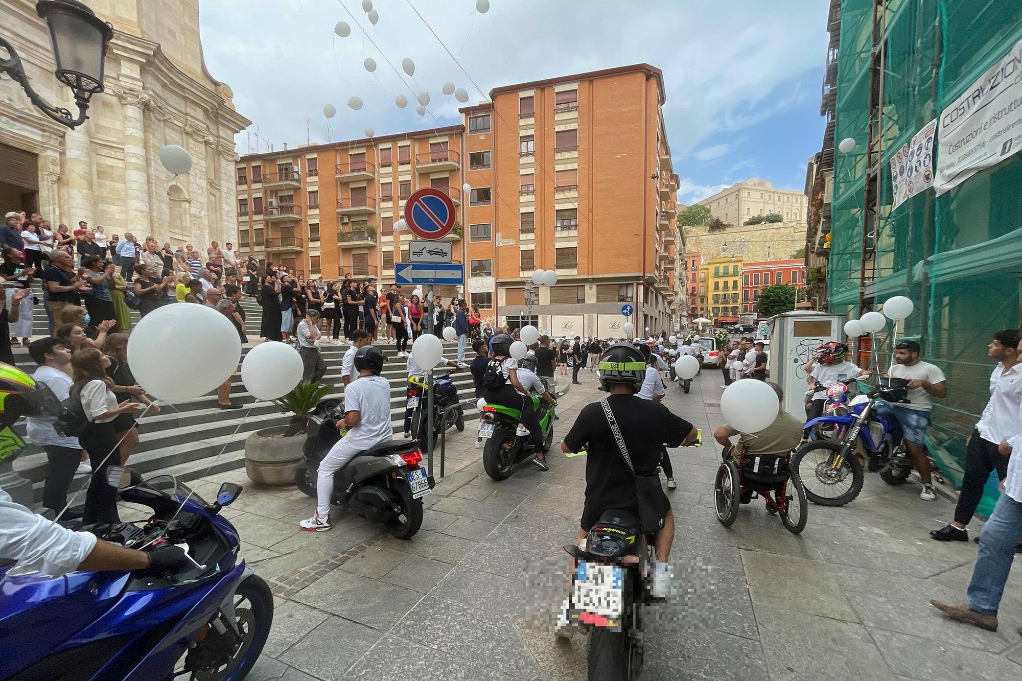 Palloncini e un corteo di moto per Lorenzo Boi, morto a 17 anni nel tragico incidente di Urzulei