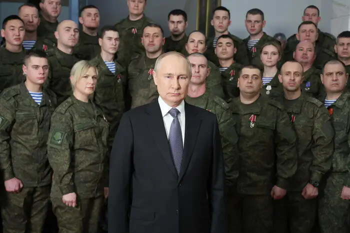 Vladimir Putin con soldati e soldatesse dell'esercito russo (Ansa-Epa)