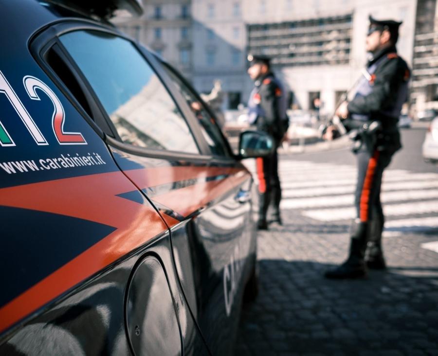 Scappa all’alt dei carabinieri, 19enne inseguito e arrestato