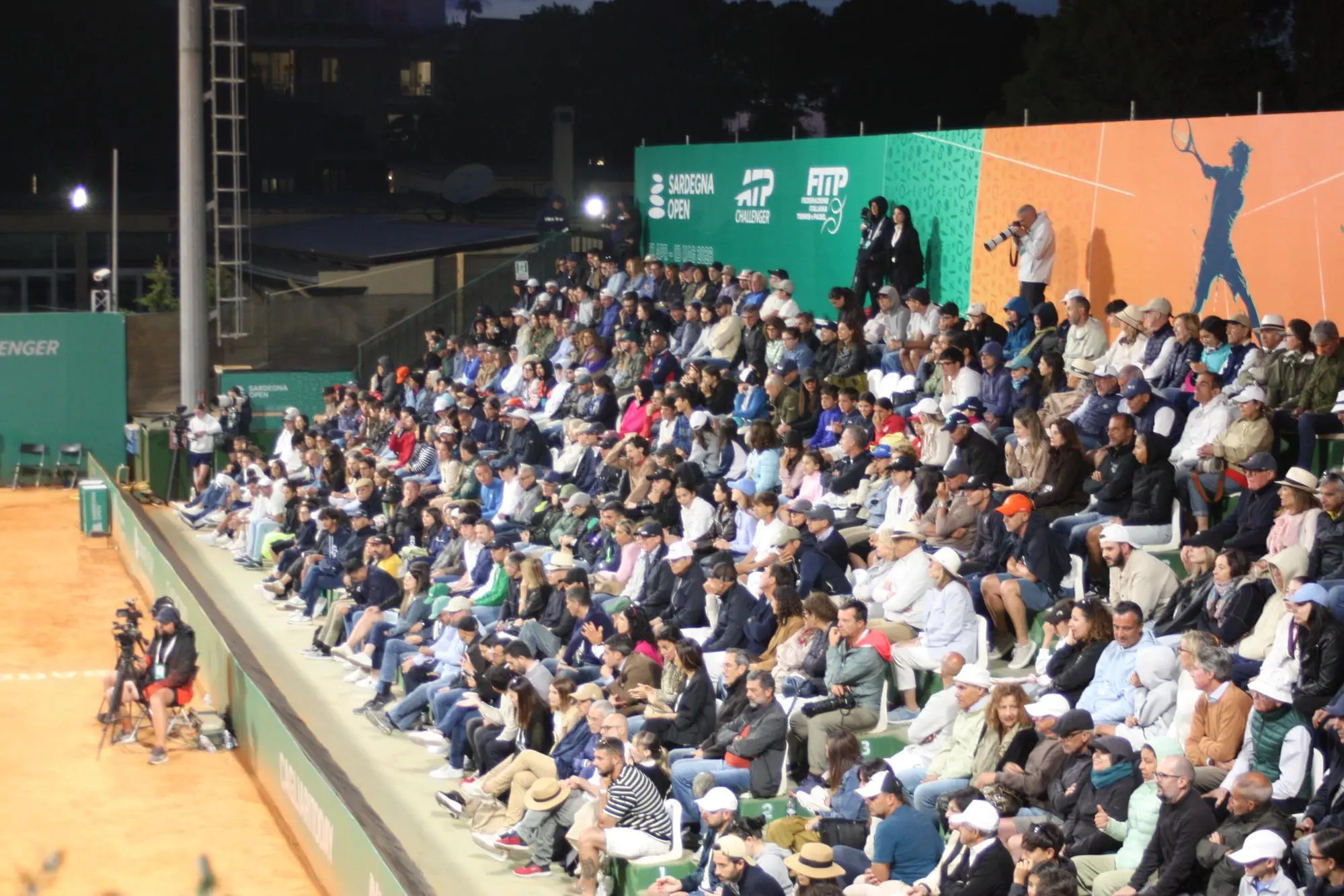 Gli spalti gremiti del Campo Centrale del Tc Cagliari nella serata di oggi (foto Antonio Burruni)