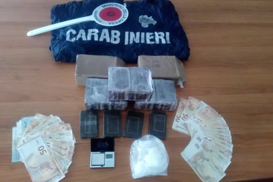La droga e i contanti sequestrati (Foto Carabinieri)