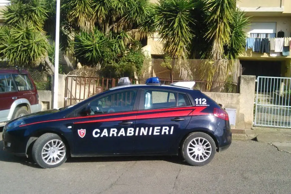 Un'auto dei carabinieri davanti alla casa della donna