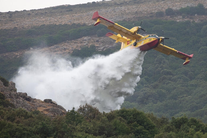 L'intervento dei Canadair per il grande incendio a Santu Lussurgiu, 26 luglio 2021. ANSA/FABIO MURRU