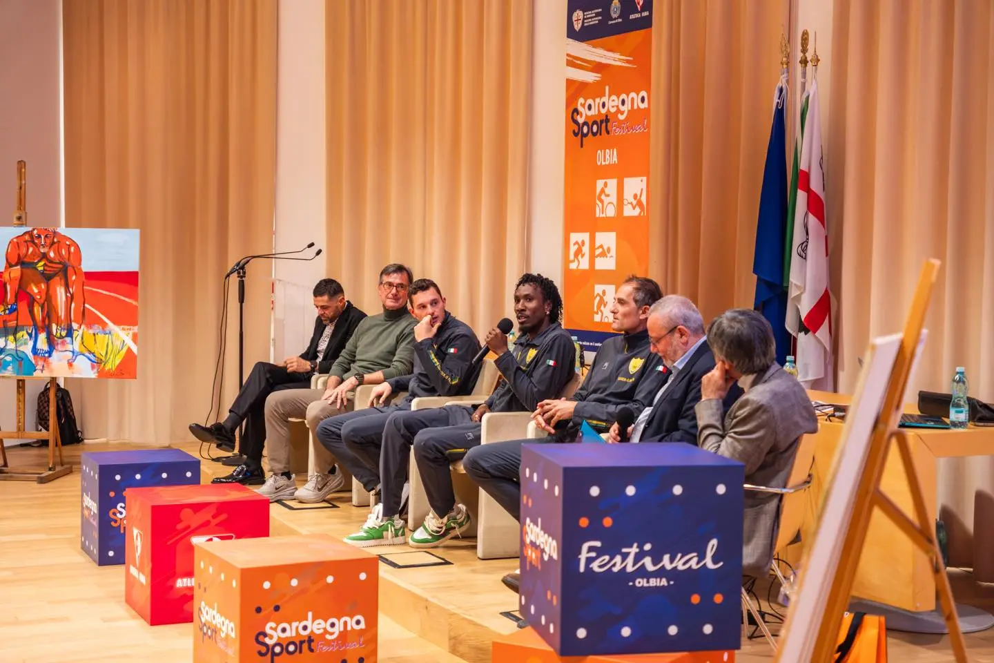 Andy Diaz prende la parola durante l’evento, accanto a lui Filippo Tortu