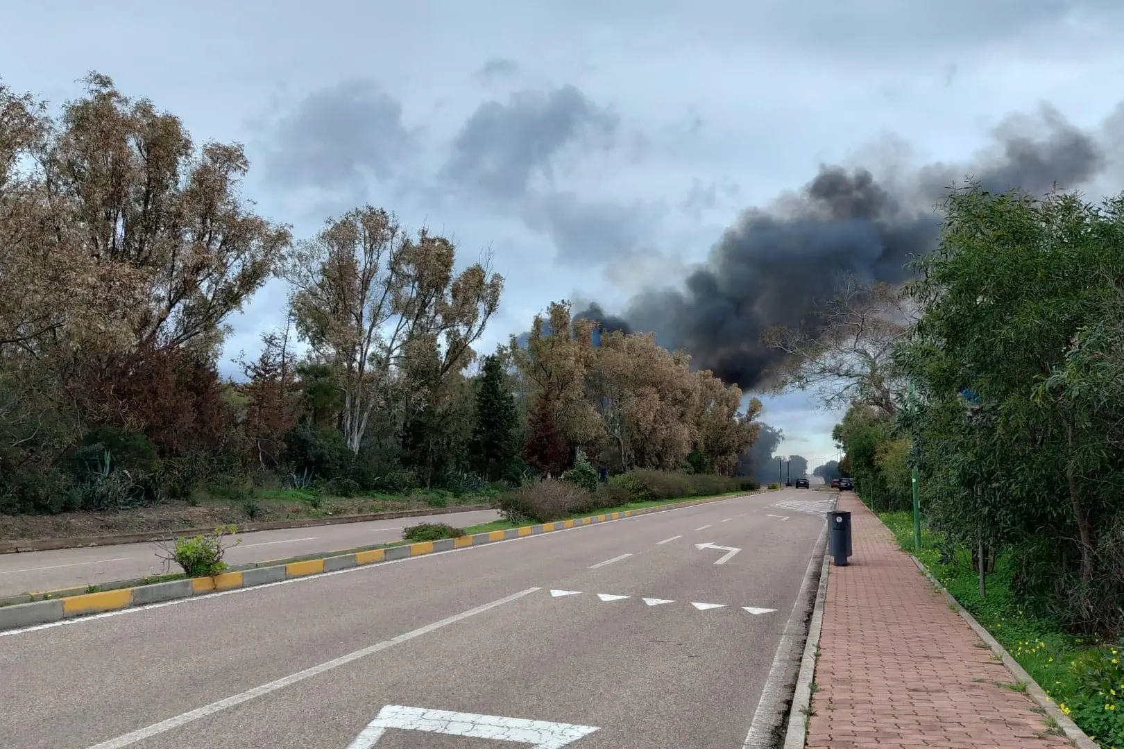 Il fumo che si alza dal campeggio di Porto Corallo